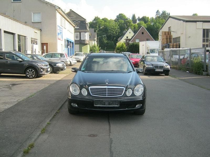Gebraucht Mercedes E220 Classic 150 PS (110 kW) 2004 Schwarz Limousine