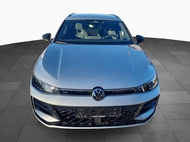 Gebraucht VW Passat IQ Drive 150 PS (110 kW) 2024 Rot Kombi