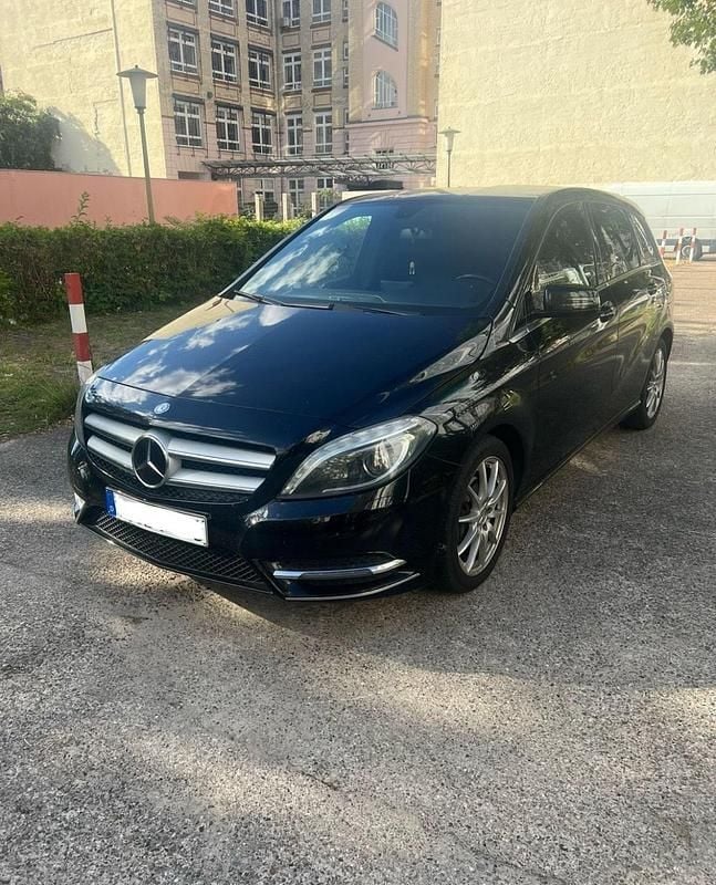 Schwarz Gebraucht 2012 Mercedes 180 Sport Limousine | 9.600 € - Bild 1/4