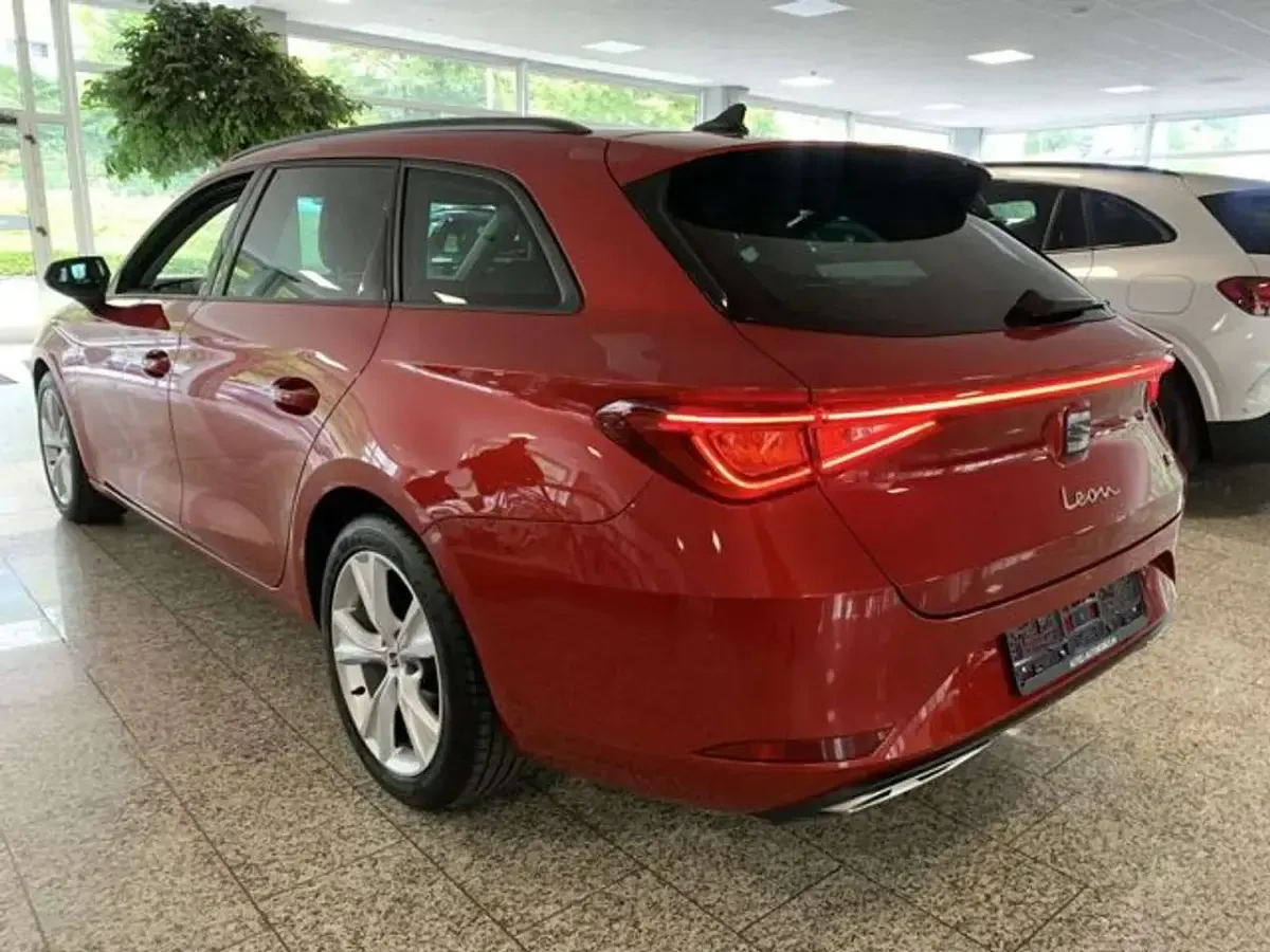 Używany Seat Leon Beats 150 KM (110 kW) 2022 Czerwony Kombi
