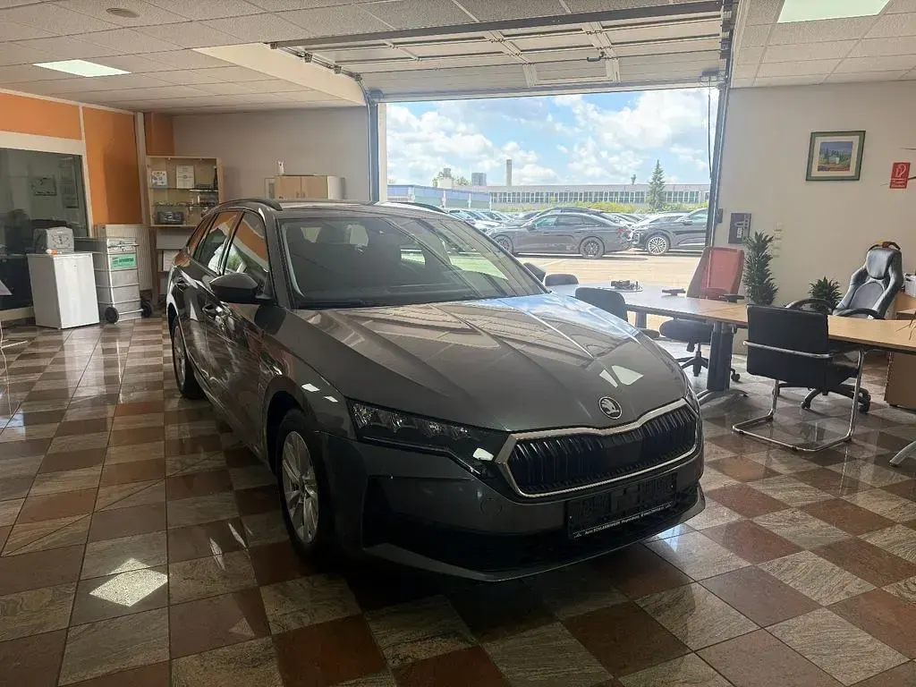 Gebraucht Skoda Octavia Essence 150 PS (110 kW) 2025 Grau Limousine