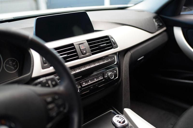 Gebraucht BMW 318 Advantage 150 PS (110 kW) 2018 Weiß Kombi