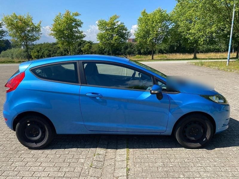 Gebraucht Ford Fiesta Ambiente 82 PS (60 kW) 2009 Blau Kleinwagen