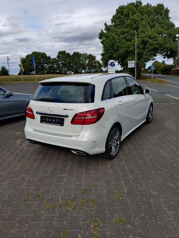 Gebraucht Mercedes B180 AMG line 122 PS (89 kW) 2018 Weiß Van / Kleinbus