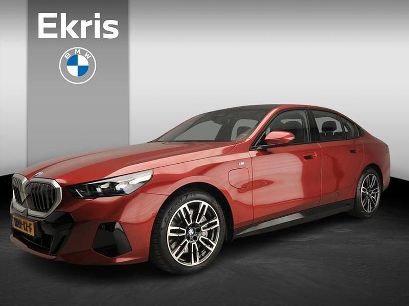 Gebraucht BMW 550e M Sport 489 PS (359 kW) 2025 Rot Limousine