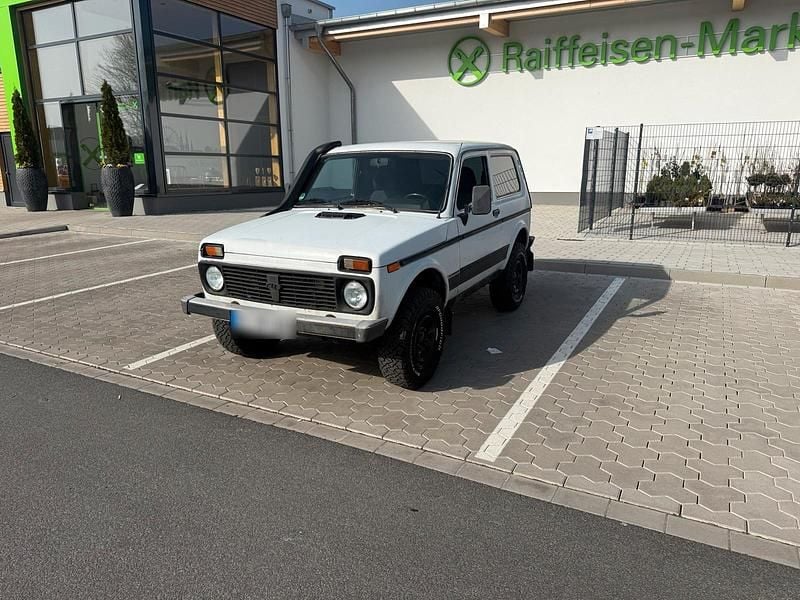 Gebraucht Lada niva 83 PS (61 kW) 2009 Weiß SUV