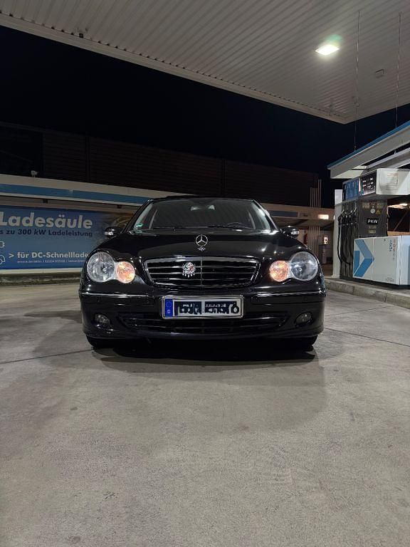 Schwarz Gebraucht 2006 Mercedes C200 Avantgarde Limousine | 4.500 € (Fairer Preis) - Bild 1/4