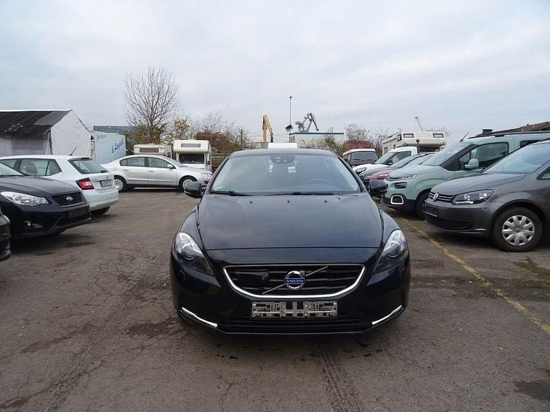 Schwarz Gebraucht 2015 Volvo V40 Momentum Limousine | 7.800 € (Guter Preis) - Bild 1/4