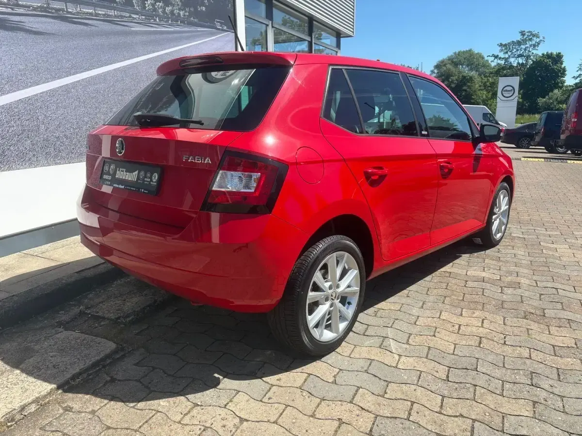 Używany Skoda Fabia Joy 90 KM (66 kW) 2016 Czerwony Sedan/Limuzyna