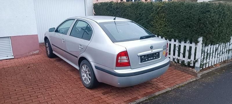 Silber Gebraucht 2004 Skoda Octavia Limousine | 1.000 € (Superpreis) - Bild 1/4