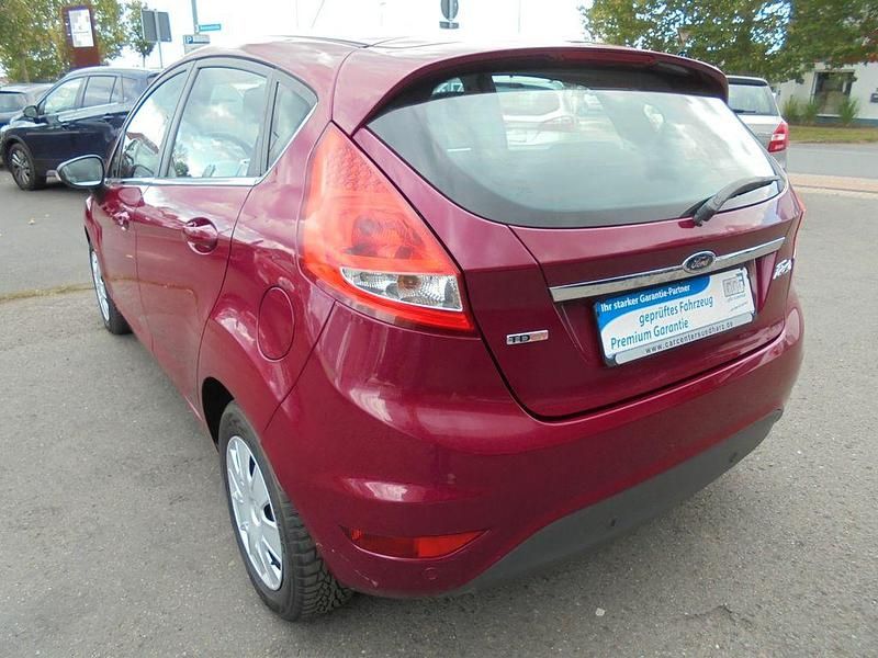 Gebraucht Ford Fiesta Titanium 75 PS (55 kW) 2010 Rot Kleinwagen