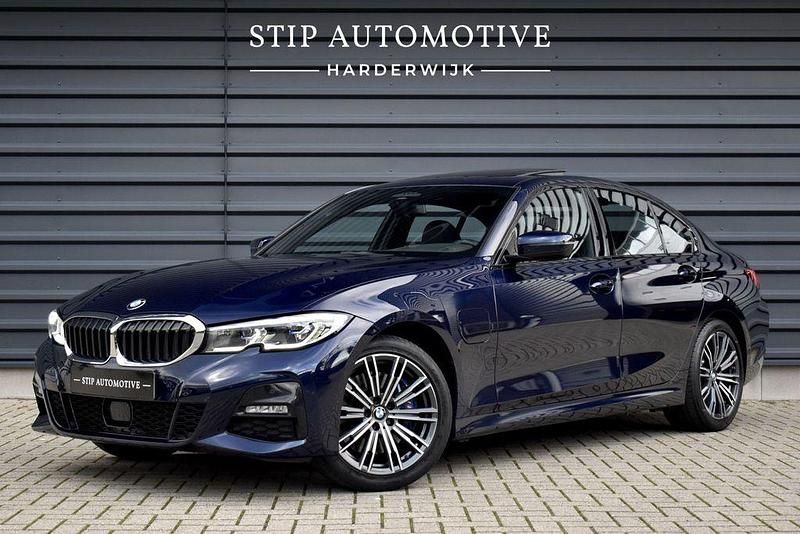 Blau Gebraucht 2020 BMW 330e M Sport Limousine | 35.900 € (Etwas zu teuer) - Bild 1/4