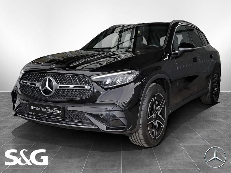 Metalliclack obsidianschwarz Gebraucht 2024 Mercedes GLC200 AMG SUV | 52.870 € (Fairer Preis) - Bild 1/4