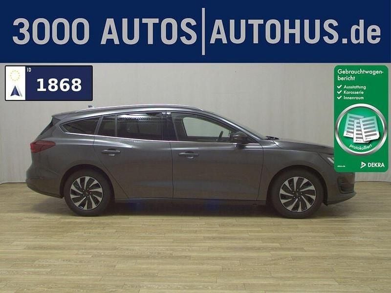 Grau Gebraucht 2023 Ford Focus Titanium Limousine | 15.480 € (Fairer Preis) - Bild 1/4