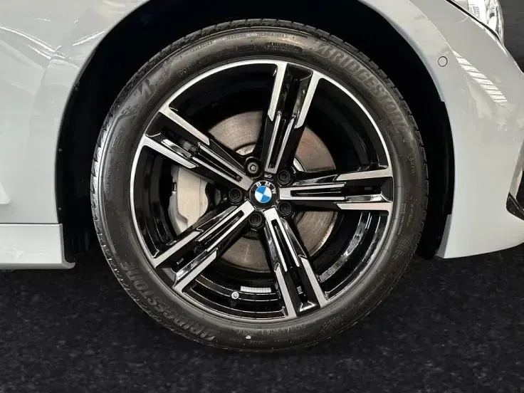 Gebraucht BMW 330 M Sport 245 PS (180 kW) 2025 M brooklyn grau metallic Kombi