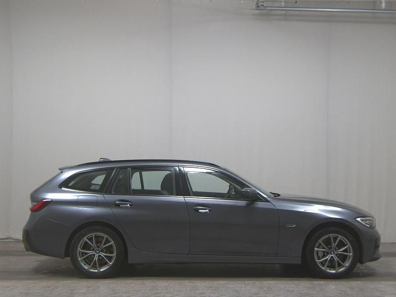 Grau Gebraucht 2021 BMW 330e Sport Line Kombi | 19.480 € (Guter Preis) - Bild 1/4