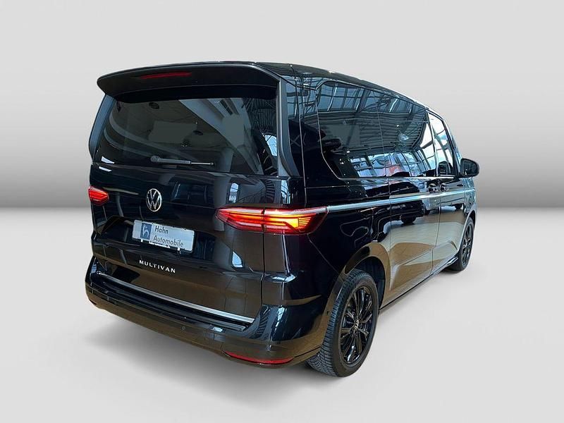 Second-hand VW Multivan Style 150 CP (110 kW) 2025 Negru Monovolum