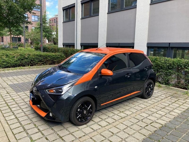 Grau Gebraucht 2020 Toyota Aygo Premium Kleinwagen | 12.250 € (Fairer Preis) - Bild 1/4