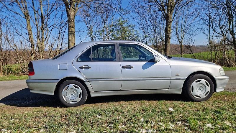 Gebraucht Mercedes C180 122 PS (89 kW) 1998 Silber Limousine