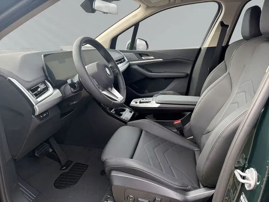Neu BMW 218 Active Tourer Luxury Line 136 PS (100 kW) 2026 Gruen Van / Kleinbus
