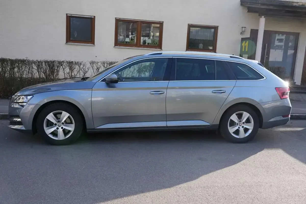 Gebraucht Skoda Superb LAURIN & KLEMENT 200 PS (147 kW) 2021 Silber Kombi