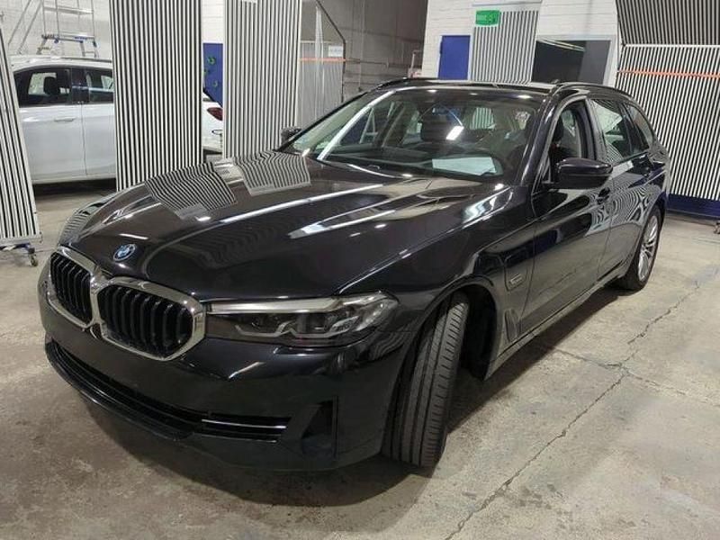 Saphirschwarz (metallic) Gebraucht 2022 BMW 530e Kombi | 30.880 € (Superpreis) - Bild 1/3