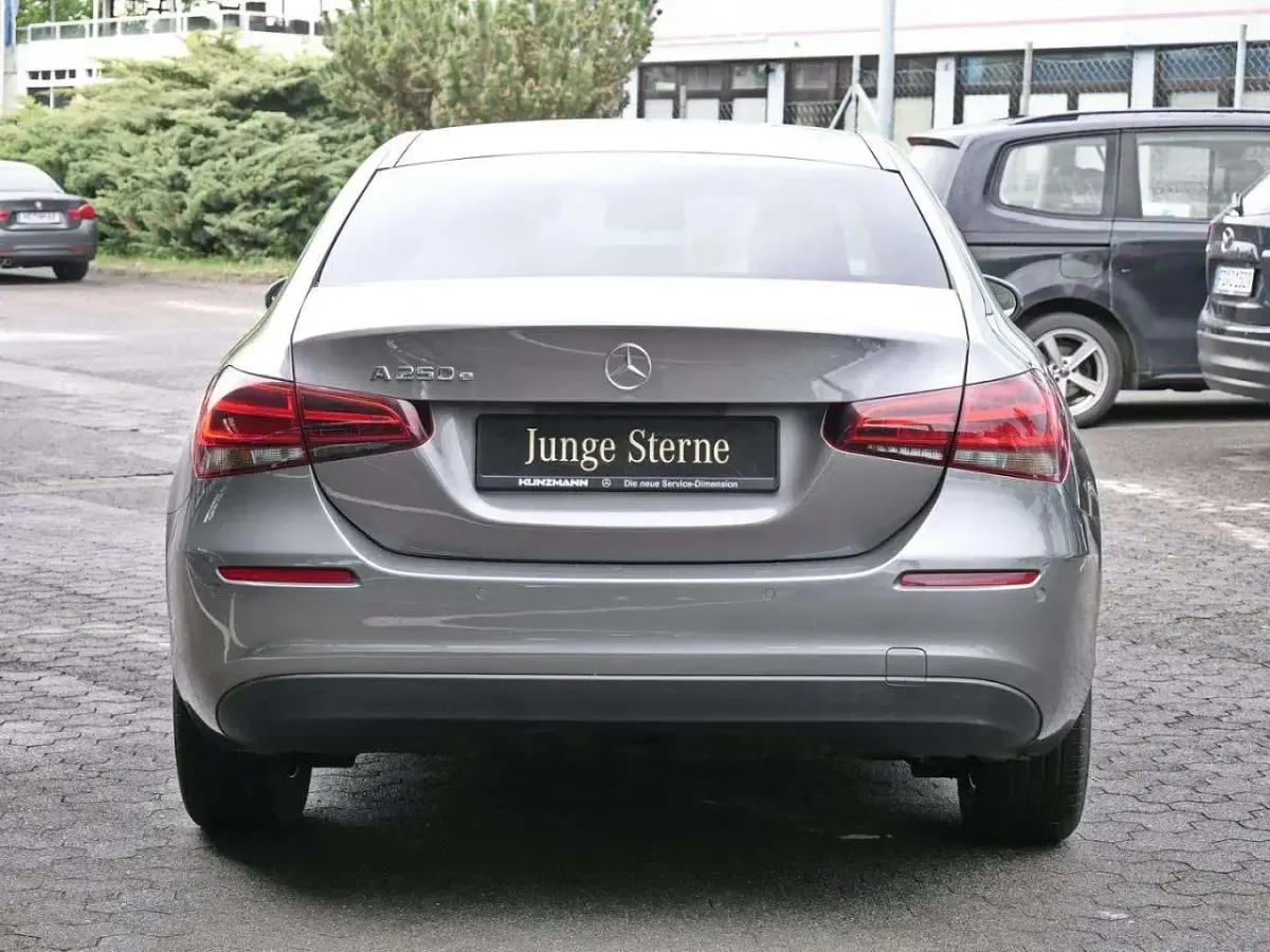 Second-hand Mercedes A250 Style 218 CP (160 kW) 2022 Gri Berlinǎ