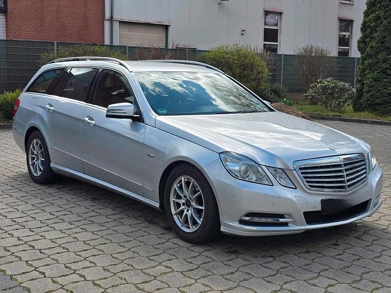 Silber Gebraucht 2010 Mercedes E250 Elegance Kombi | 3.800 € - Bild 1/4