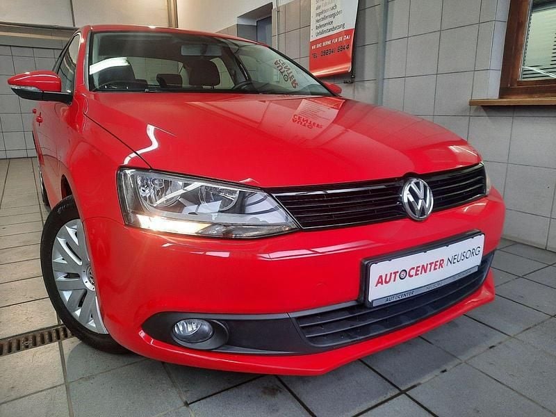 Gebraucht VW Jetta Trendline 105 PS (77 kW) 2012 Rot Limousine