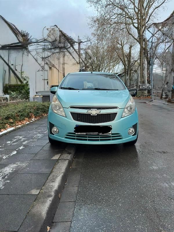 Grün Gebraucht 2010 Chevrolet Spark Kleinwagen | 2.399 € (Fairer Preis) - Bild 1/4