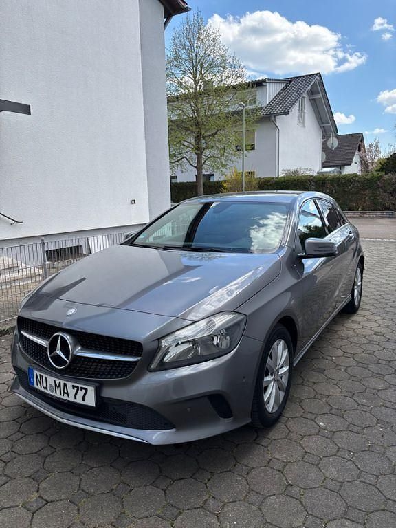 Gebraucht Mercedes A180 122 PS (89 kW) 2016 Grau Limousine