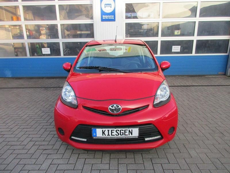 Gebraucht Toyota Aygo Cool 68 PS (50 kW) 2013 Rot Kleinwagen