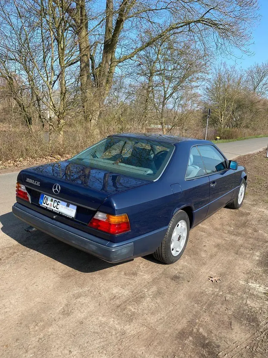 Gebraucht Mercedes E300 179 PS (131 kW) 1989 Blau Coupé