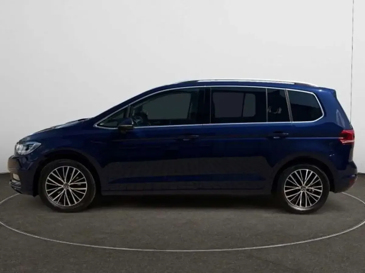 Gebraucht VW Touran Highline 150 PS (110 kW) 2023 Atlantik blue metallic Van / Kleinbus