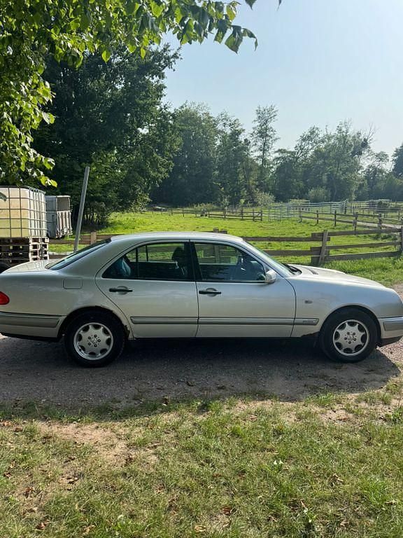 Silber Gebraucht 1998 Mercedes E240 Elegance Limousine | 1.200 € (Superpreis) - Bild 1/4