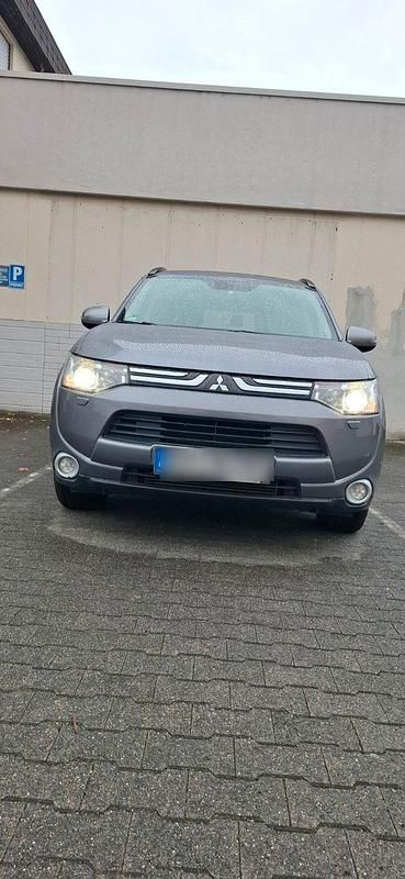Silber Gebraucht 2014 Mitsubishi Outlander Diamant Edition SUV | 10.500 € (Fairer Preis) - Bild 1/4