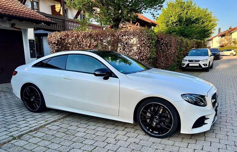Weiß Gebraucht 2019 Mercedes E200 AMG line Coupé | 33.950 € (Fairer Preis) - Bild 1/4