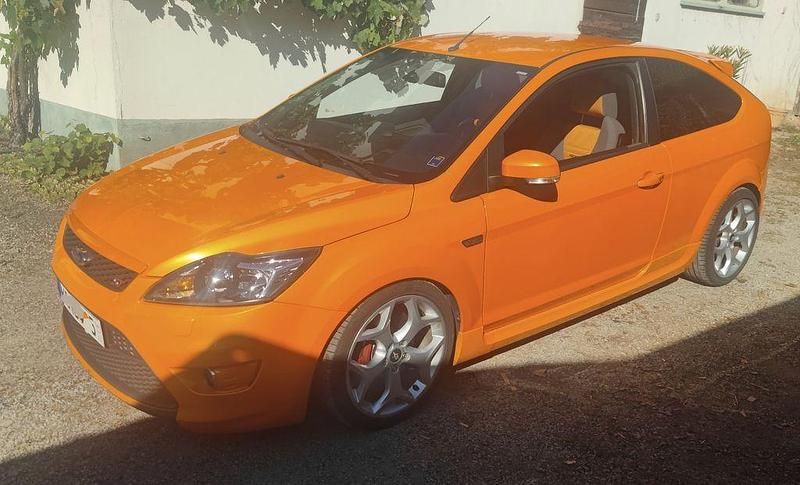 Orange Gebraucht 2010 Ford Focus ST Limousine | 14.990 € - Bild 1/4