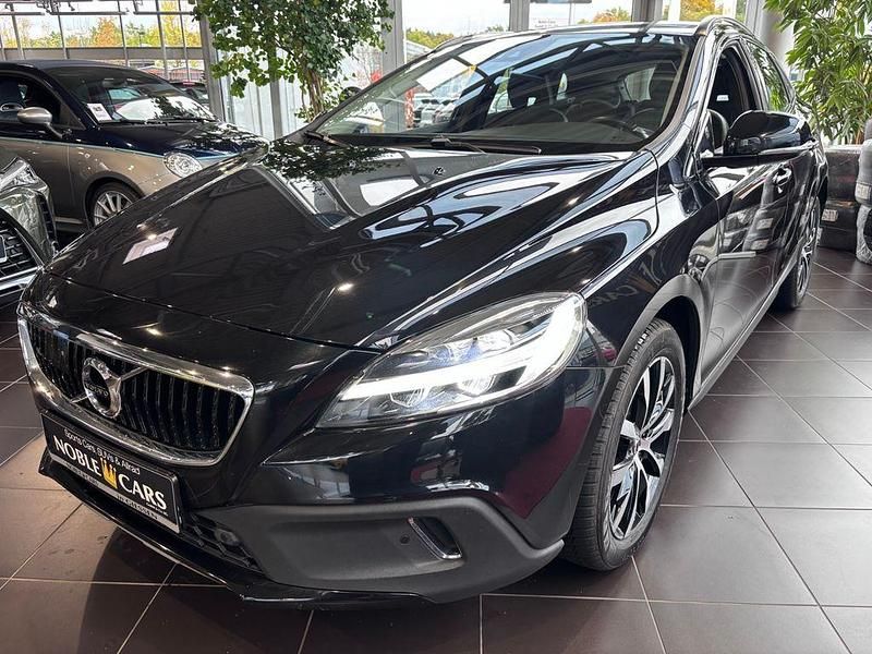 Gebraucht Volvo V40 Momentum 152 PS (111 kW) 2018 Schwarz SUV