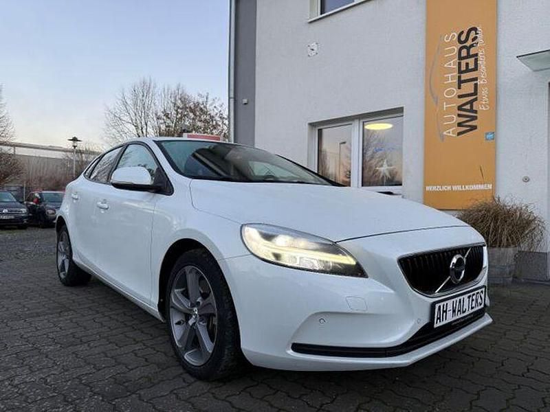 Crystal white Gebraucht 2018 Volvo V40 Momentum Limousine | 16.885 € (Etwas zu teuer) - Bild 1/4