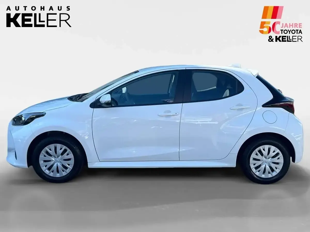 Gebraucht Toyota Yaris Basis 72 PS (52 kW) 2022 Schneeweiß Kleinwagen