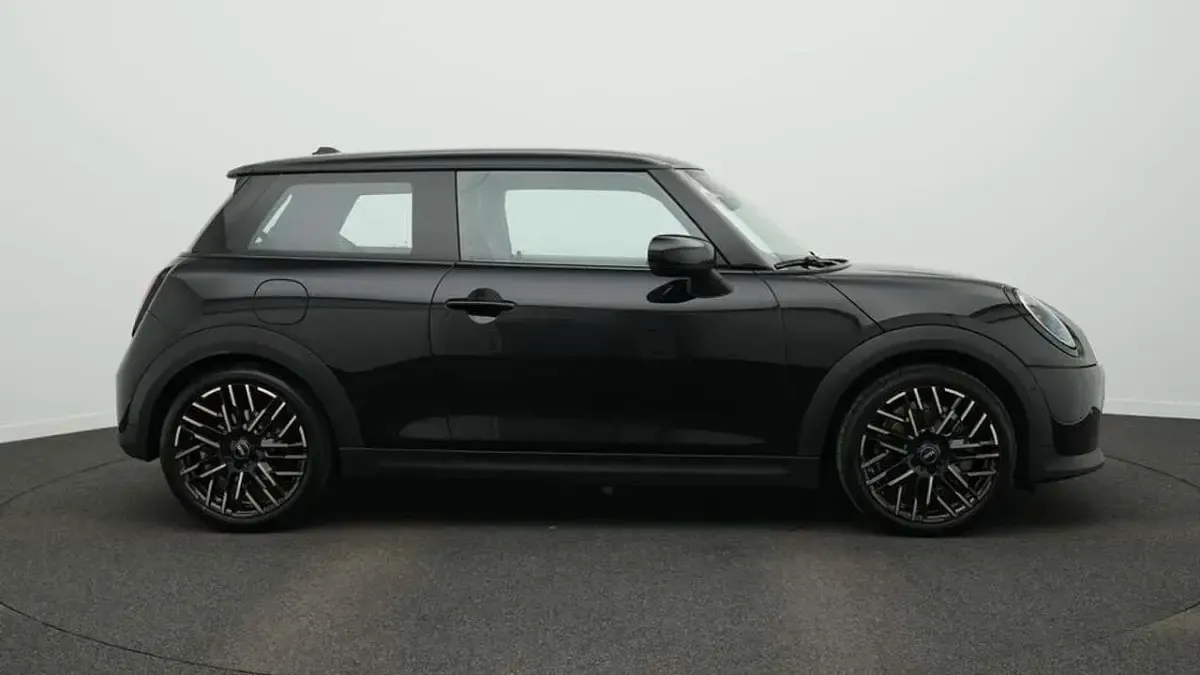 Usado Mini Cooper Favoured 156 HP (114 kW) 2024 Preto Citadino