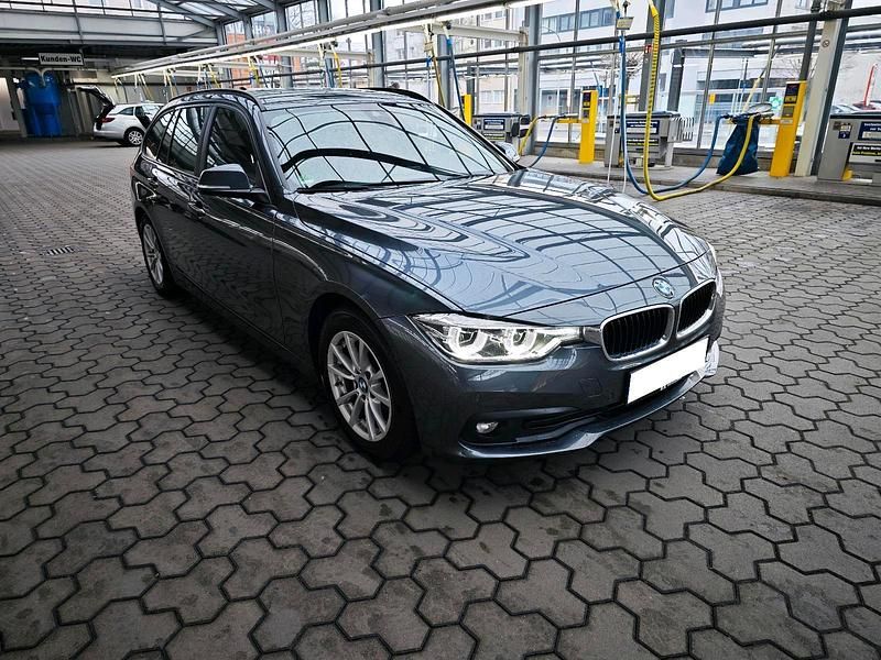 Grau Gebraucht 2019 BMW 320 Advantage Kombi | 13.750 € (Fairer Preis) - Bild 1/4