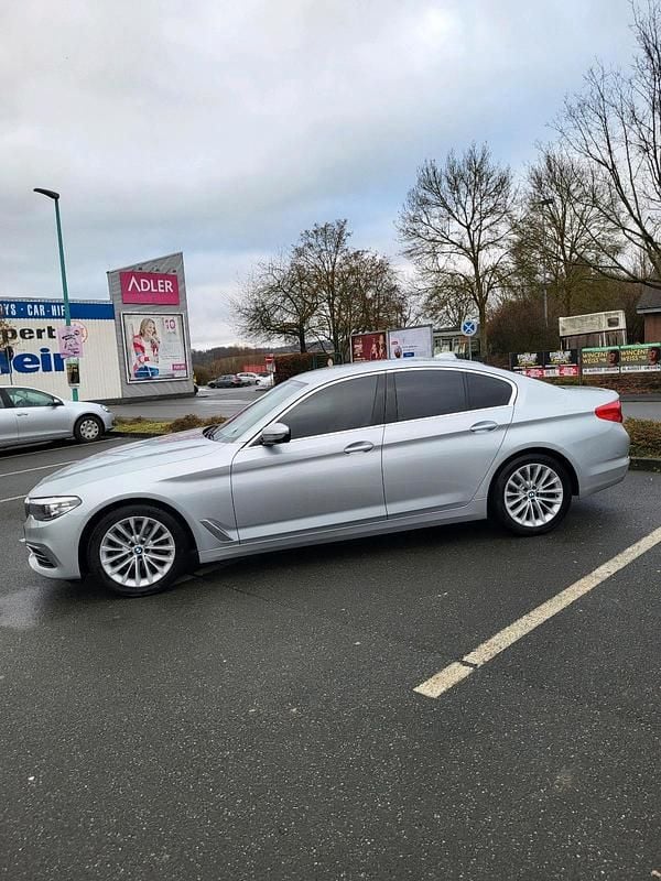 Silber Gebraucht 2019 BMW 520 Luxury Line Limousine | 18.490 € (Guter Preis) - Bild 1/4
