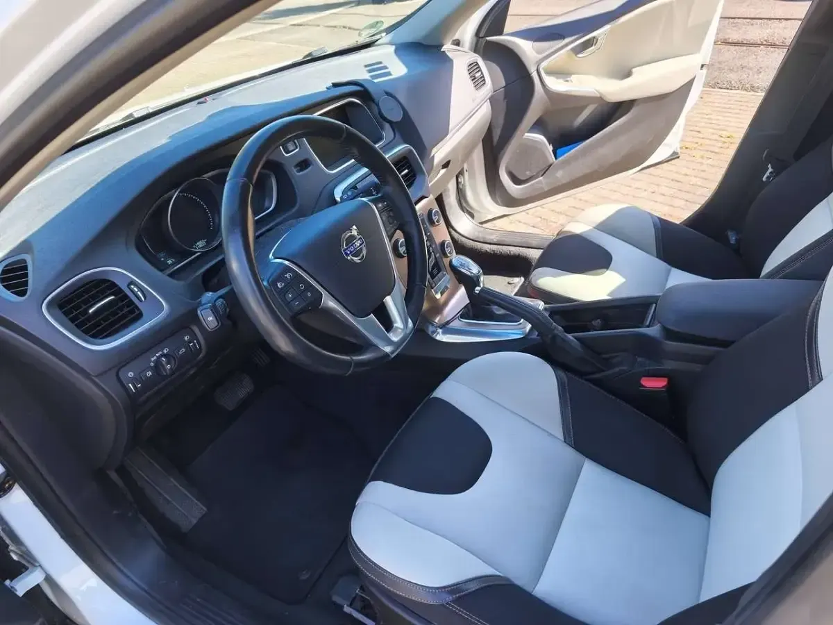 Gebraucht Volvo V40 CC Momentum 150 PS (110 kW) 2013 Weiß Kombi