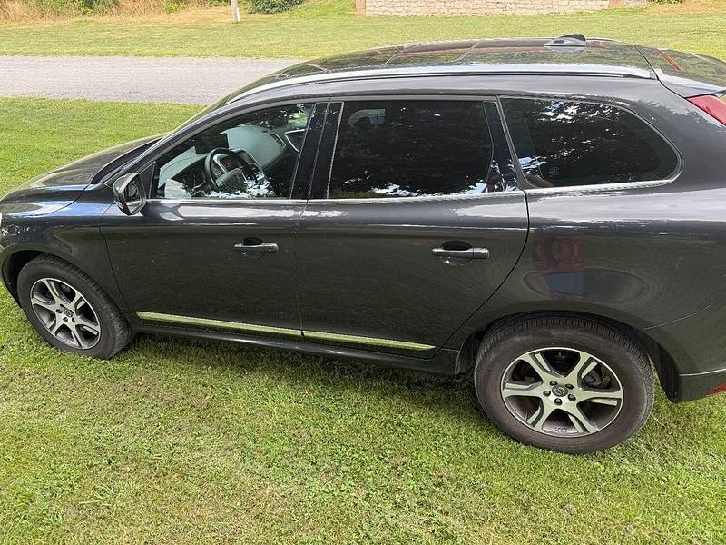 Schwarz Gebraucht 2015 Volvo XC60 Summum SUV | 18.000 € (Fairer Preis) - Bild 1/4