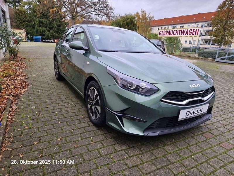 Gebraucht Kia Ceed 99 PS (72 kW) 2025 Experienzgrün Kleinwagen