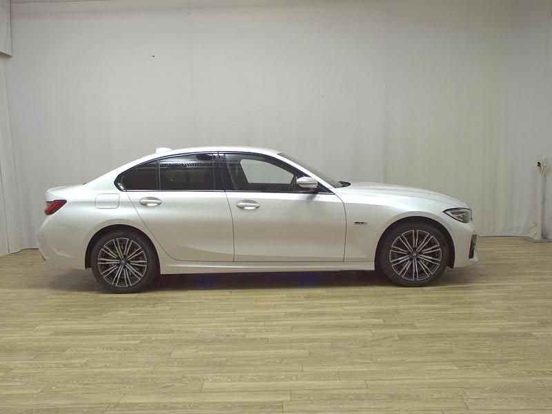 Mineralweiss metallic Gebraucht 2022 BMW 320e M Sport Limousine | 24.980 € (Guter Preis) - Bild 1/4