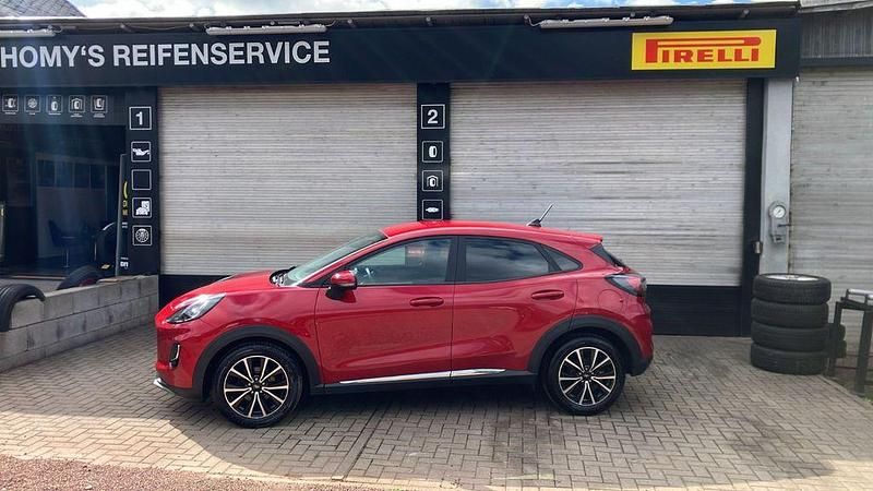 Rot Gebraucht 2021 Ford Puma Gen-E Titanium SUV | 16.390 € (Superpreis) - Bild 1/4