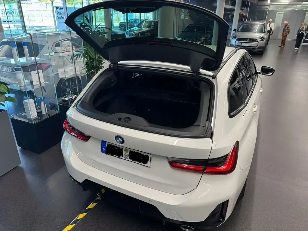 Gebraucht BMW 320 Sport Line 190 PS (139 kW) 2024 Weiß Limousine